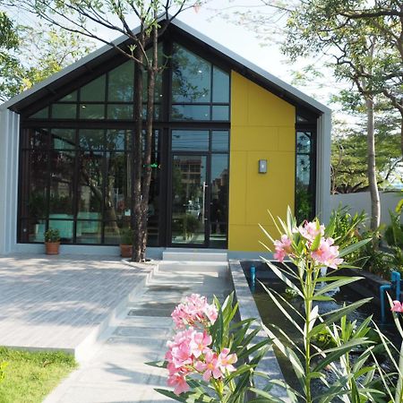 Warila Hotel Szamutprakan Kültér fotó