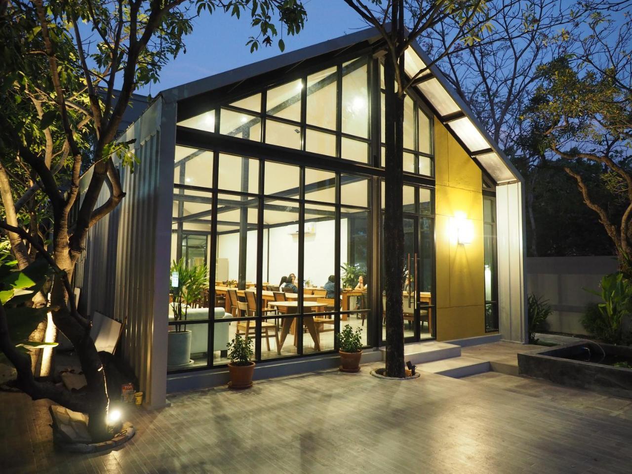 Warila Hotel Szamutprakan Kültér fotó