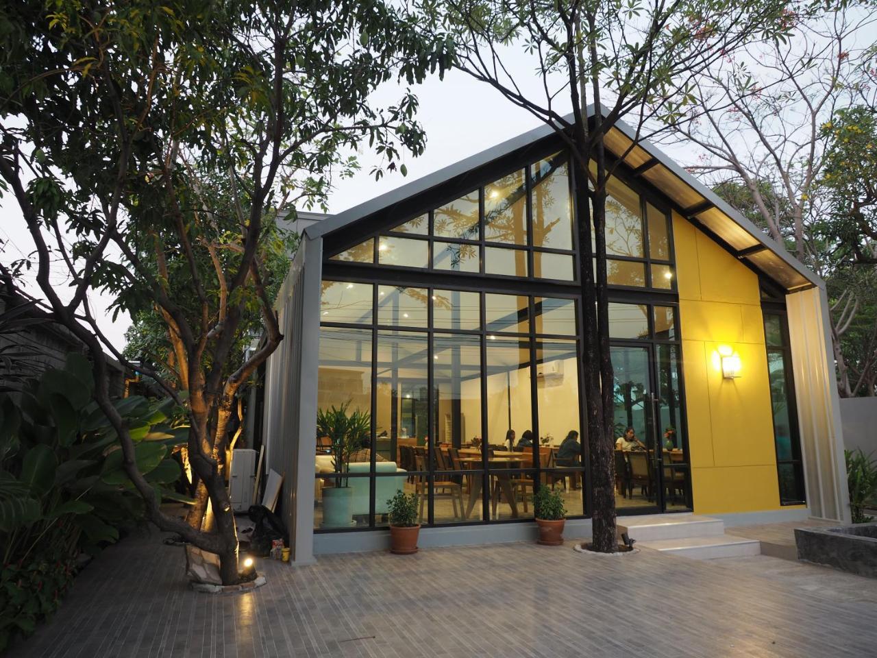 Warila Hotel Szamutprakan Kültér fotó