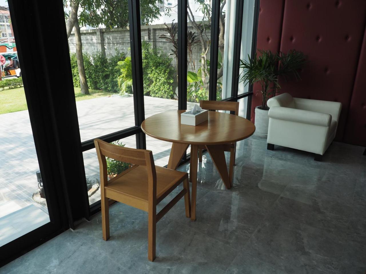 Warila Hotel Szamutprakan Kültér fotó