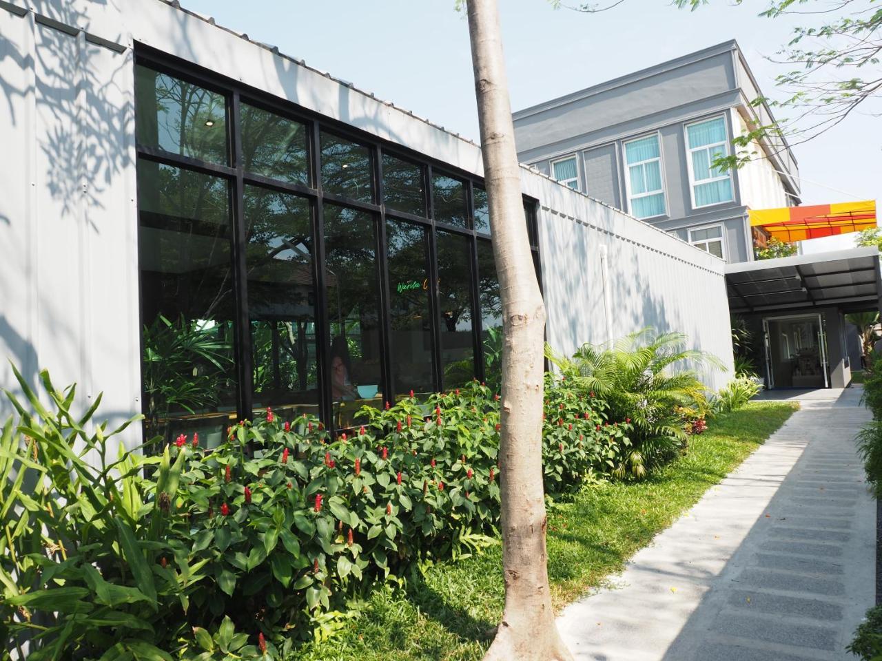 Warila Hotel Szamutprakan Kültér fotó